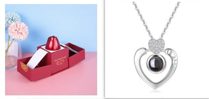 Coffret Cadeau Rose Éternelle & Collier "Je t'aime" en 100 Langues